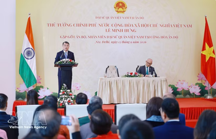 Prime Minister meets with staff of Vietnamese representative agencies, community in India